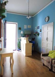 a living room with blue walls and a couch at Casa Di Pam in Scicli