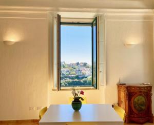 una mesa con un jarrón delante de una ventana en Antica Dimora Amalfi Coast, en Scala