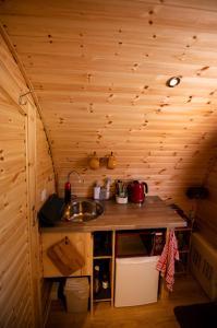 Nhà bếp/bếp nhỏ tại Highland & Transylvania Glamping Pods