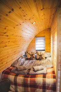 Postelja oz. postelje v sobi nastanitve Highland & Transylvania Glamping Pods
