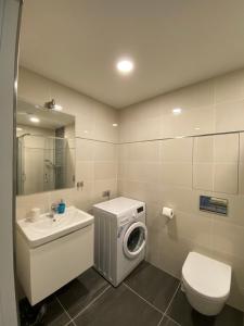 łazienka z pralką w obiekcie Apartment David O2 Arena Prague w Pradze +37 zdjęć