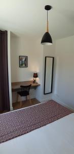 Sweet home في سان ميدارد-أون-جال: غرفة مع طاولة ومرآة وكرسي