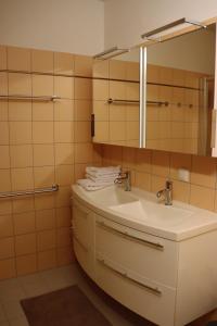 ein Bad mit einem Waschbecken und einem Spiegel in der Unterkunft Appartement Kaiserhof in Bad Kleinkirchheim
