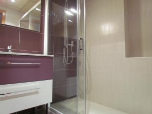 バルデロブレスにあるApartamentos Elvira Valderrobresのバスルーム(ガラスドア付きのシャワー付)