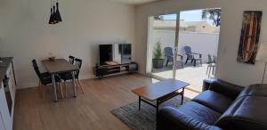 Sweet home في سان ميدارد-أون-جال: غرفة معيشة بها أريكة وطاولة