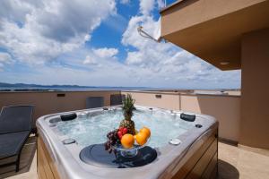 Balkón alebo terasa v ubytovaní Apartments Luana with private jacuzzi