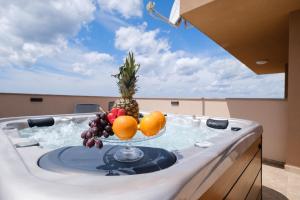 Balkón alebo terasa v ubytovaní Apartments Luana with private jacuzzi