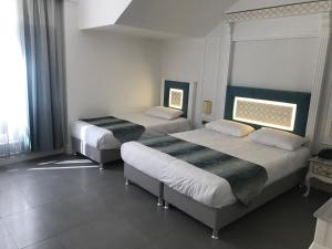 un dormitorio con dos camas y una ventana en Ligos, en Estambul