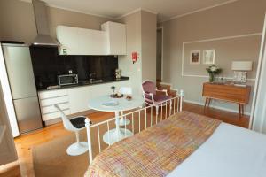 Oporto City View - Santo Ildefonso Luxuryにあるキッチンまたは簡易キッチン