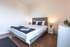 a bedroom with a large bed in a room at Cosy Apartment Hugo in Osijek