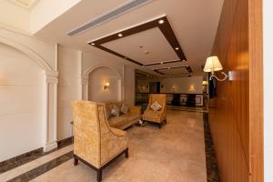 a lobby with two chairs and a couch at Holiday Plus Al Nuzha- هوليداي بلس النزهه in Jeddah