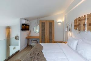 Giường trong phòng chung tại Evais Boutique Houses & Luxury Suites +60 ảnh