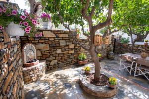 A garden outside The Backyard Fisherman's House