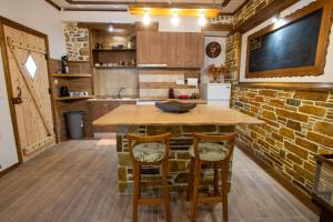 A kitchen or kitchenette at The Backyard Fisherman's House