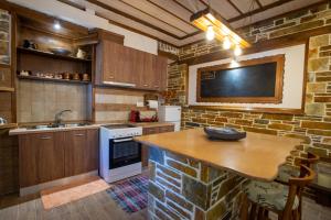 A kitchen or kitchenette at The Backyard Fisherman's House