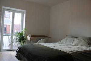 sypialnia z łóżkiem, stołem i oknem w obiekcie Résidence prestige - terrasse - 4 chambres - 3 SDB w mieście Aubière