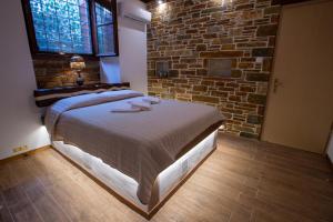 A bed or beds in a room at The Backyard Fisherman's House
