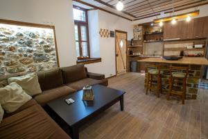 A kitchen or kitchenette at The Backyard Fisherman's House