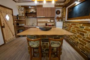 A kitchen or kitchenette at The Backyard Fisherman's House
