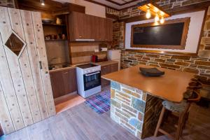 A kitchen or kitchenette at The Backyard Fisherman's House