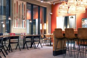 een eetkamer met een lange tafel en stoelen bij RukaValley Unique46 Ski In - Ski Out in Ruka