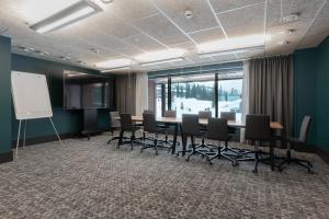 een conferentieruimte met een lange tafel en stoelen bij RukaValley Unique46 Ski In - Ski Out in Ruka