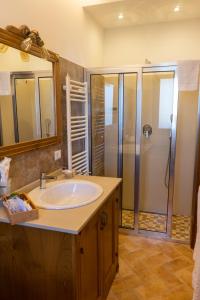 y baño con lavabo y ducha. en Relais Country House, en Pompeya