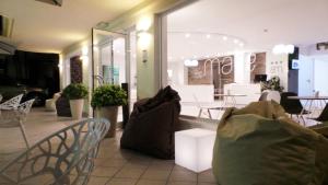 een kamer met banken en stoelen in een winkel bij Hotel Aria di Mare - Bed & Brunch in centro a Riccione in Riccione