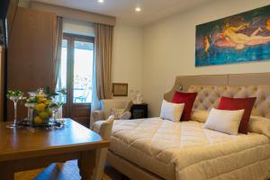 - un salon avec un lit et une table dans l'établissement Relais Country House, à Pompéi