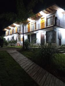 ein großes weißes Gebäude mit Balkon in der Nacht in der Unterkunft Hotel San Carlos in Valle de Bravo
