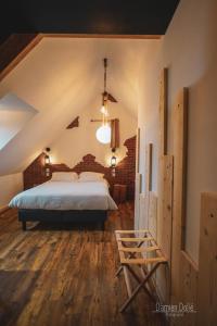 Postel nebo postele na pokoji v ubytování Le Saltimbanque - Auberge du Moulin + 172 fotografií