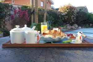 een dienblad met ontbijtproducten op een tafel bij l Annexe in Biscarrosse