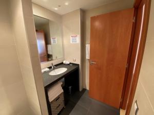 La salle de bains est pourvue d'un lavabo et d'un miroir. dans l'établissement Residencial Sol i Ski 23 4p Ransol El Tarter Zona Grandvalira, au Tarter