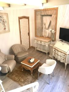 sala de estar con TV y mesa en Couvent des Carmes en Narbona