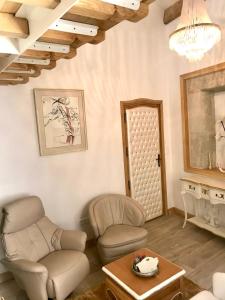 sala de estar con sillas, mesa y lámpara de araña en Couvent des Carmes en Narbonne