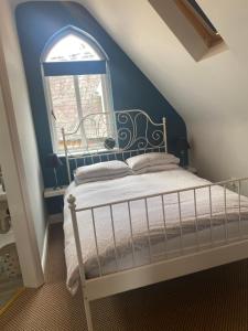 um quarto com uma cama e uma janela em The Willows Lovely Double Apartment em Rostrevor