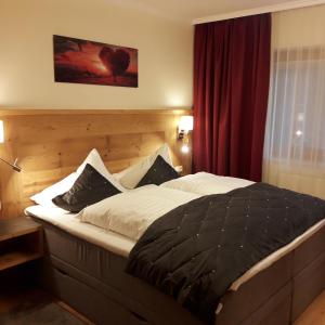 A bed or beds in a room at Appartements Fortuna