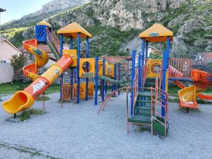 un parque infantil con un montón de equipos de juego en FAMILY apartment near Old Town, en Mostar