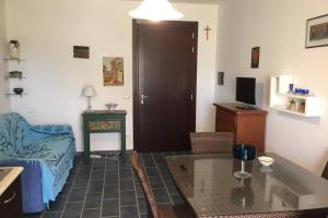 Vacanze isolane في فافينانا: غرفة معيشة مع أريكة زرقاء وطاولة