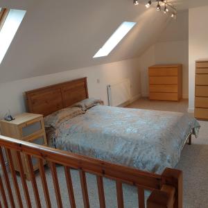 1 dormitorio con 1 cama con marco de madera en Annexe in Cherhill, opposite Cherhill White Horse, en Cherhill