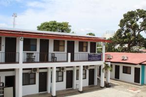una imagen de un edificio con balcón en Hotel Cañas, en Cañas