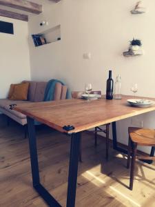 - un salon avec une table en bois et un canapé dans l'établissement Apartma Kras, à Komen