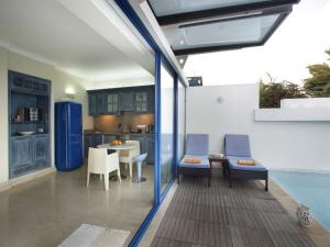 Casa con cocina y zona de comedor con piscina. en Protaras Nausicaa Villa Mykonos, en Protaras