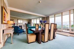 A seating area at Step House Hotel