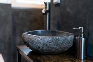 - un lavabo en pierre assis sur un comptoir dans la salle de bains dans l'établissement Dierenweide Upstairs, à Goedereede
