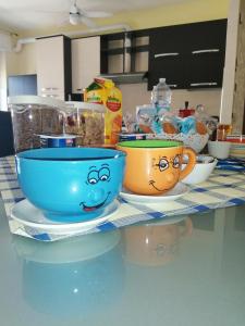 a kitchen counter with two bowls with faces on them at Feriepuntograzia in Porto Potenza Picena