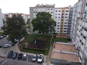 une vue aérienne sur un parc d'une ville dans l'établissement Quartos Cesário Verde Massamá, à Queluz