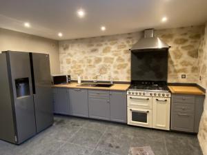 Кухня или мини-кухня в La Maison du Caillou

