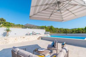 Imagen de la galería de Sunset Paradise, getaway villa in private oasis, en Lovište