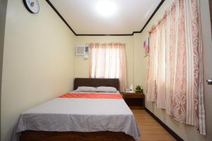 Postel nebo postele na pokoji v ubytování Isteraha Haven&Suites